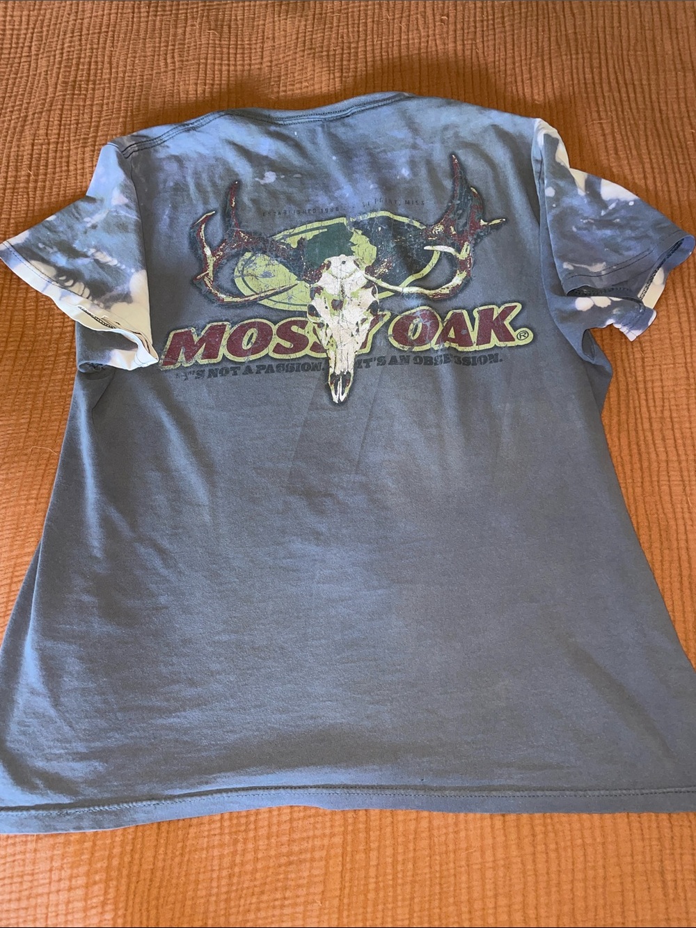 Destroyed Mossy Oak Men's Blue Graphic Tee with Skull Antler Logo